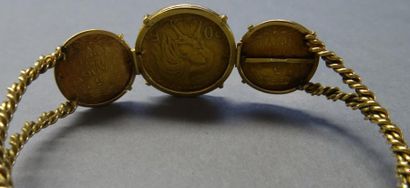 Bijoux - Joaillerie Bracelet orné de trois pièces en or jaune 18K (750/°°) Poids...